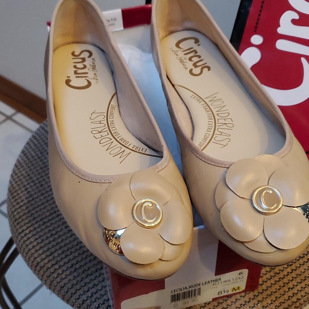 Woman Flats - Picture 2 of 5